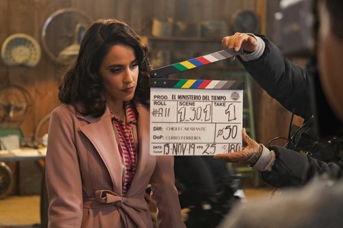 Macarena García como Lola en el rodaje de la cuarta temporada de 'El Ministerio del Tiempo'