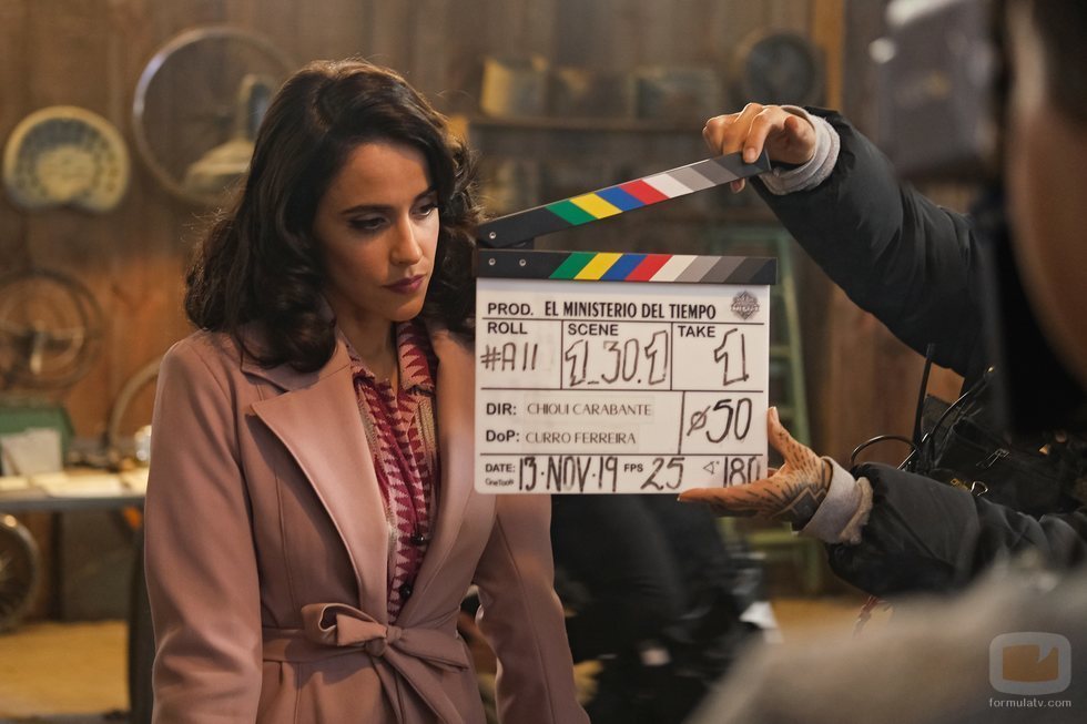 Macarena García como Lola en el rodaje de la cuarta temporada de 'El Ministerio del Tiempo'