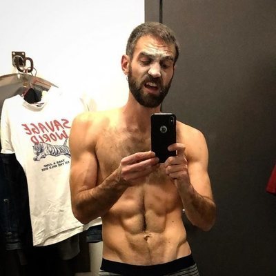 Jon Plazaola posa semidesnudo en el camerino