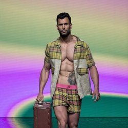 El guardia civil y modelo Jorge Pérez en el desfile Gran Canaria Moda Cálida