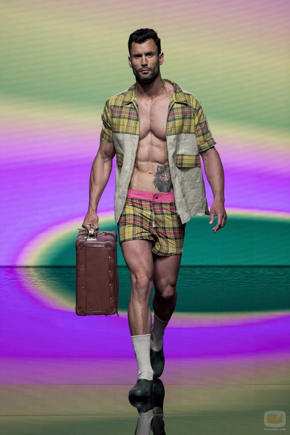 El guardia civil y modelo Jorge Pérez en el desfile Gran Canaria Moda Cálida