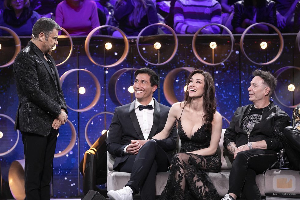 Jorge Javier y el Maestro Joao observan a unos enamorados Gianmarco y Adara en 'El tiempo del descuento'