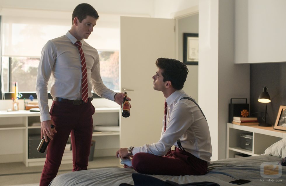 Polo en la habitación de Guzmán en la temporada 3 de 'Élite'