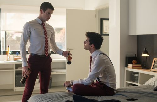 Polo en la habitación de Guzmán en la temporada 3 de 'Élite'