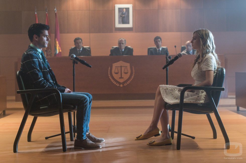 Polo y Carla en el juicio de la temporada 3 de 'Élite'