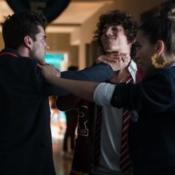 Polo, Valerio y Rebeca en una pelea de la temporada 3 de 'Élite'