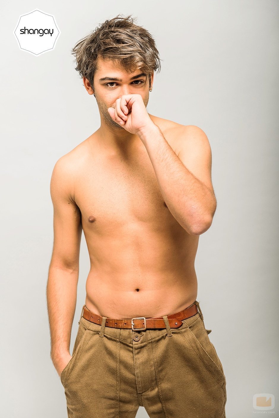 Albert Salazar posa con el torso desnudo para Shangay