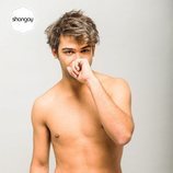 Albert Salazar posa con el torso desnudo para Shangay