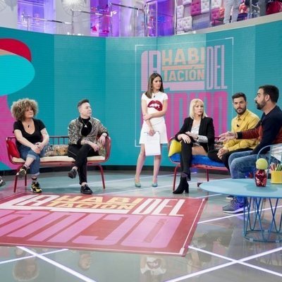 Nuria Marín y los colaboradores de 'La habitación del pánico' en el plató del programa