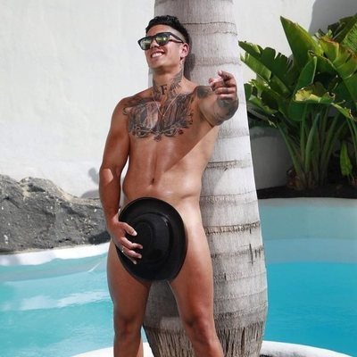 Ferre ('Supervivientes 2020') posa desnudo, tapado solo con un sombrero