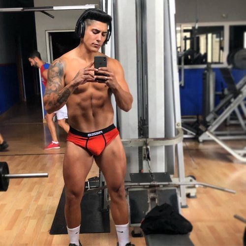 Ferre, de 'Supervivientes 2020', con el torso desnudo y un marcado boxer