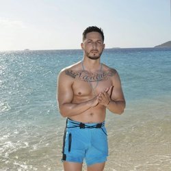 Nyno posa con el torso desnudo en la playa de 'Supervivientes 2020'