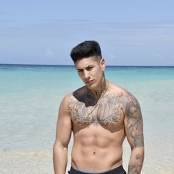 Ferre posa con el torso desnudo en la playa de 'Supervivientes 2020'