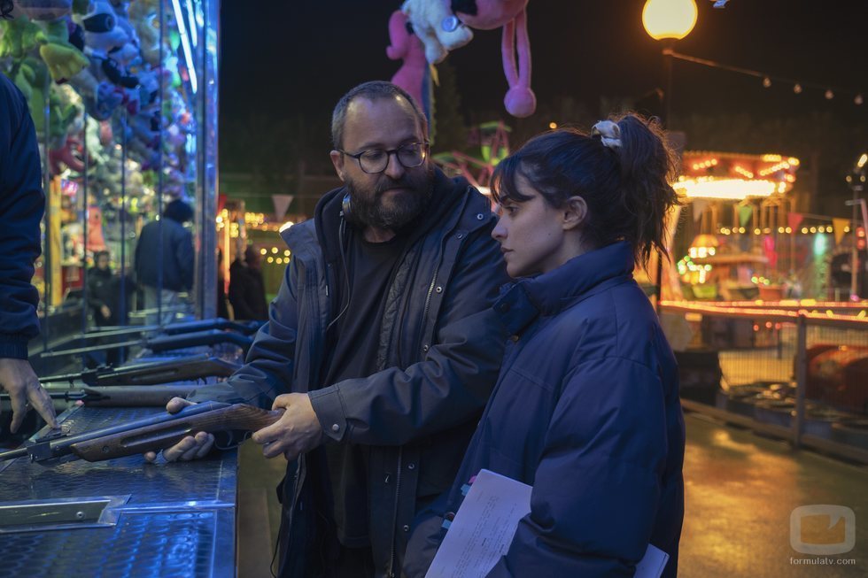 Fernando González Molina y Macarena García en el rodaje de 'Paraíso', de Movistar+
