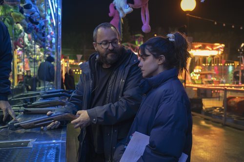 Fernando González Molina y Macarena García en el rodaje de 'Paraíso', de Movistar+