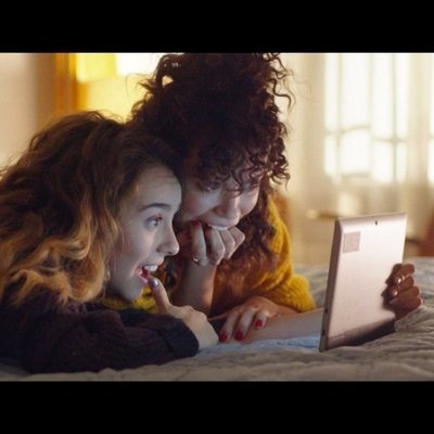 Luisita y Amelia mirando una tablet en el 1x03 de '#Luimelia'