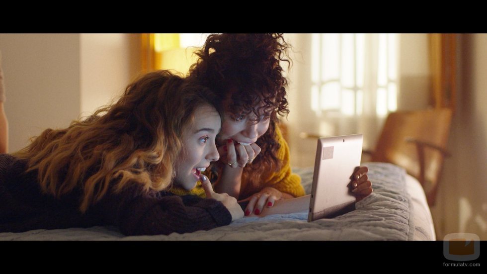 Luisita y Amelia mirando una tablet en el 1x03 de '#Luimelia'