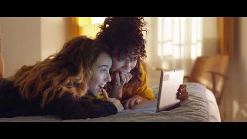 Luisita y Amelia mirando una tablet en el 1x03 de '#Luimelia'