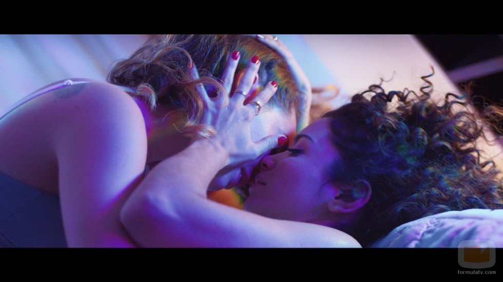 Luisita y Amelia se besan apasionadamente en la cama en el 1x03 de '#Luimelia'