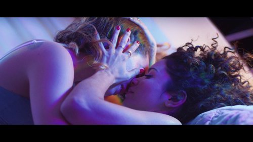 Luisita y Amelia se besan apasionadamente en la cama en el 1x03 de '#Luimelia'