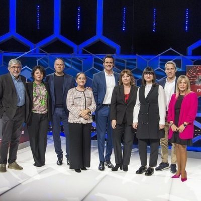 Foto de familia todo el equipo de 'El cazador'