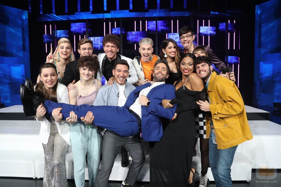 Los concursantes de 'OT 2020' cogen en brazos a Roberto Leal en la Gala 6