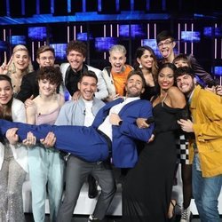 Los concursantes de 'OT 2020' cogen en brazos a Roberto Leal en la Gala 6