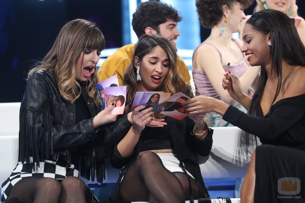 Maialen, Anaju y Nia ojean los discos en la Gala 6 de 'OT 2020'