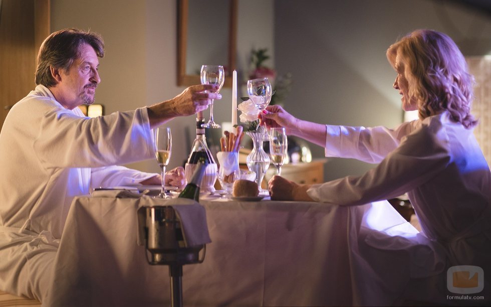 Max y Mercedes brindan en el 20x19 de 'Cuéntame cómo pasó'