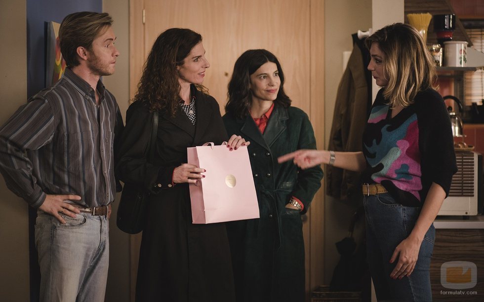 Belén e Inés cenan en casa de Toni y Debora en el 20x19 de 'Cuéntame cómo pasó'