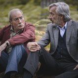Ramón y Antonio, sentados en el bosque en el 20x19 de 'Cuéntame cómo pasó'