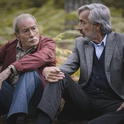 Ramón y Antonio, sentados en el bosque en el 20x19 de 'Cuéntame cómo pasó'