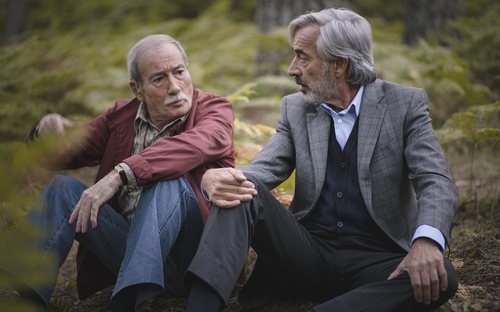 Ramón y Antonio, sentados en el bosque en el 20x19 de 'Cuéntame cómo pasó'