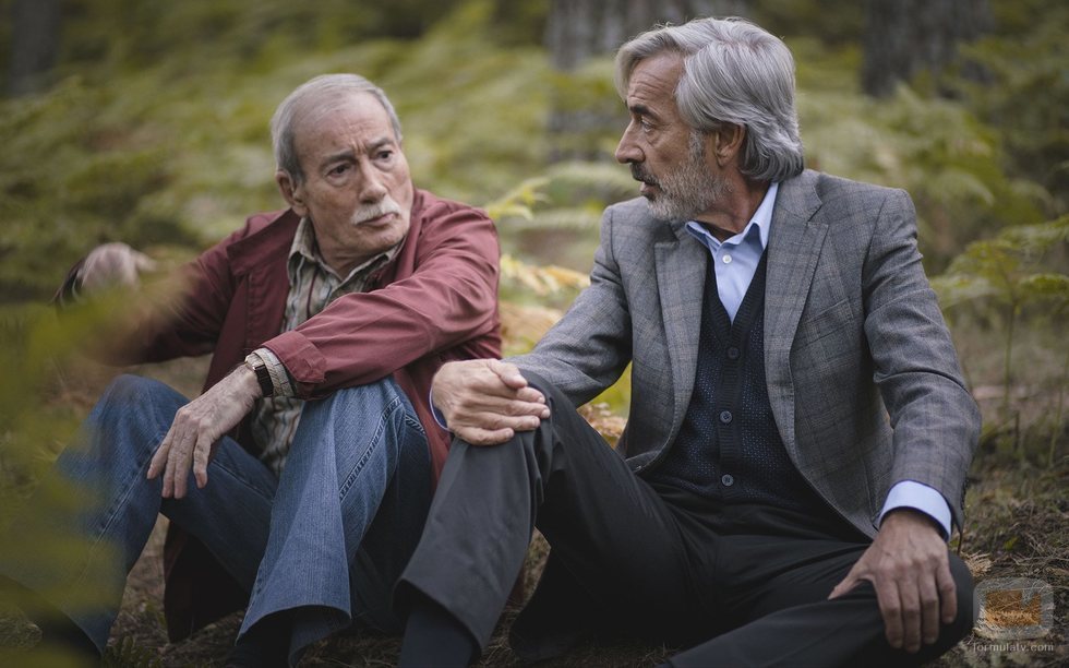 Ramón y Antonio, sentados en el bosque en el 20x19 de 'Cuéntame cómo pasó'