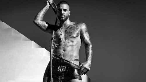 Maluma, muy sexy, posa en calzoncillos para Calvin Klein