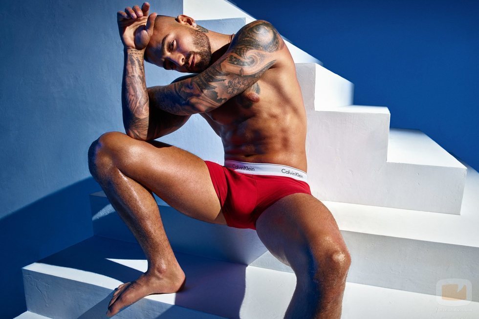 Maluma despliega todo su erotismo para la campaña Calvin Klein 2020