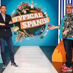 Frank Blanco posa con Flo y Vicky Martín Berrocal, en 'Typical Spanish'