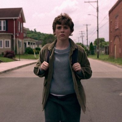 Syd (Sophia Lillis) andando por la calle en 'Esta mierda me supera'