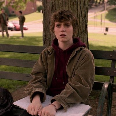 Syd (Sophia Lillis) sentada en un banco en 'Esta mierda me supera'