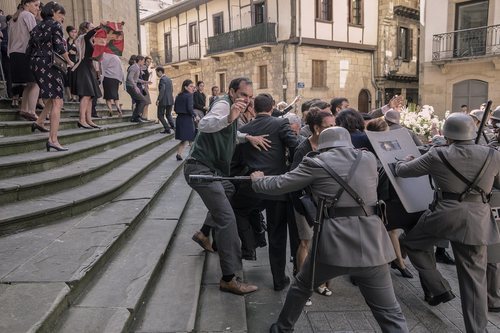 La Policía Armada carga contra la gente en 'La línea invisible'