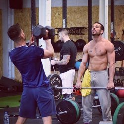 Mario Casas marca paquete mientras realiza crossfit