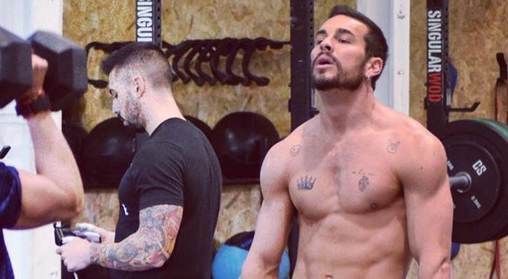 Mario Casas marca paquete mientras realiza crossfit