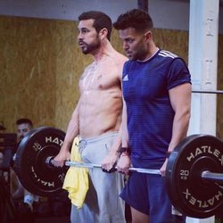 Mario Casas luciendo paquete en una sesión de crossfit junto a otro deportista 