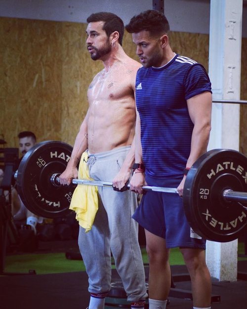 Mario Casas luciendo paquete en una sesión de crossfit junto a otro deportista 