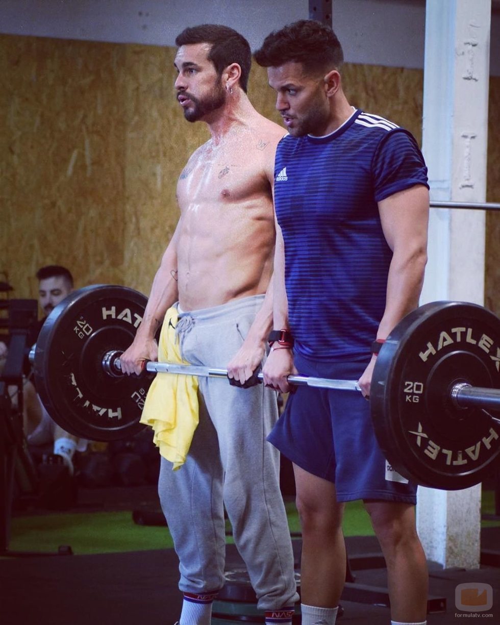 Mario Casas luciendo paquete en una sesión de crossfit junto a otro deportista
