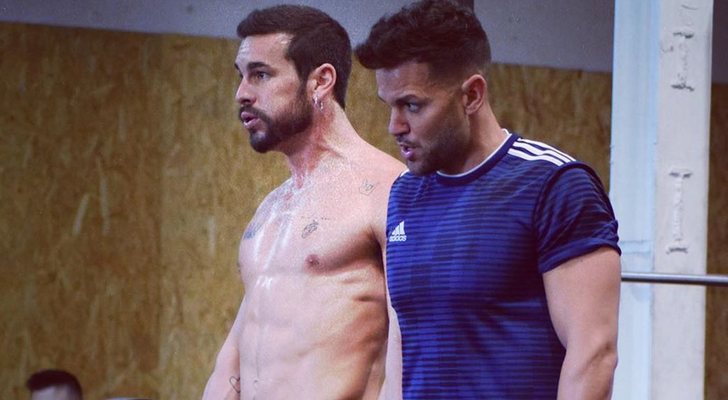 Mario Casas luciendo paquete en una sesión de crossfit junto a otro deportista