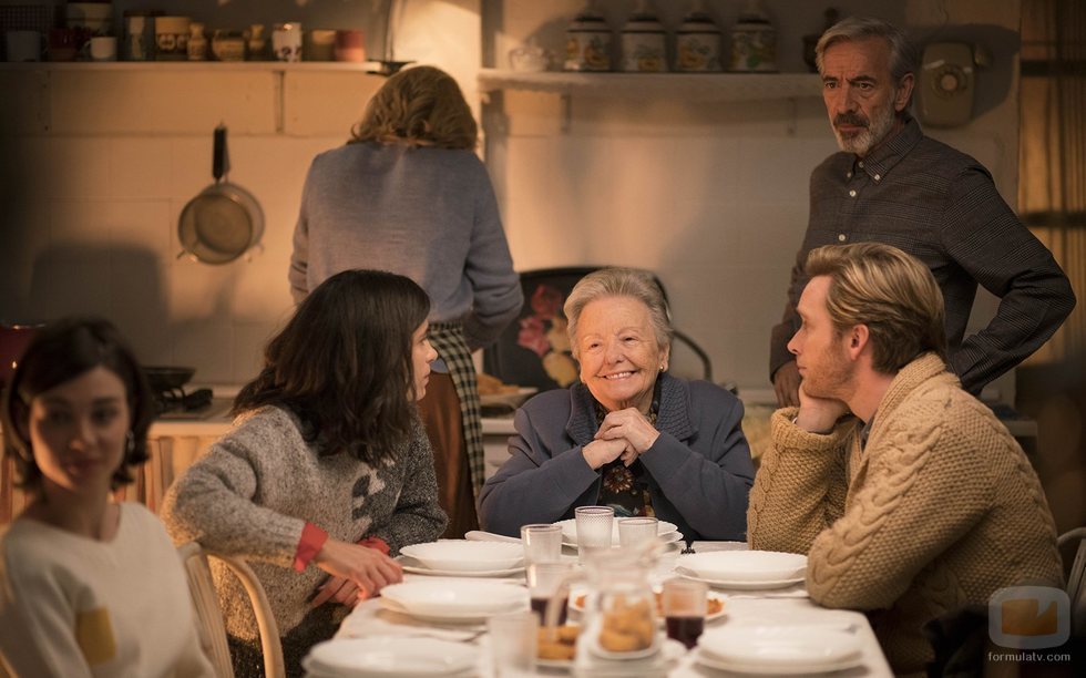 Herminia, feliz a la mesa junto a su familia en el capítulo 20x20 de 'Cuéntame cómo pasó'