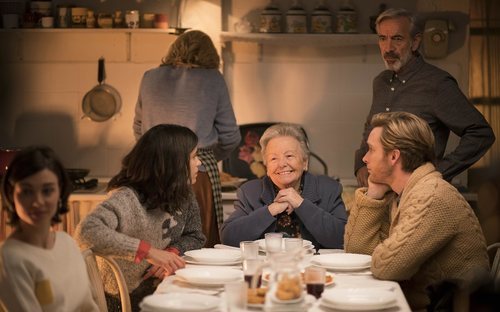 Herminia, feliz a la mesa junto a su familia en el capítulo 20x20 de 'Cuéntame cómo pasó'