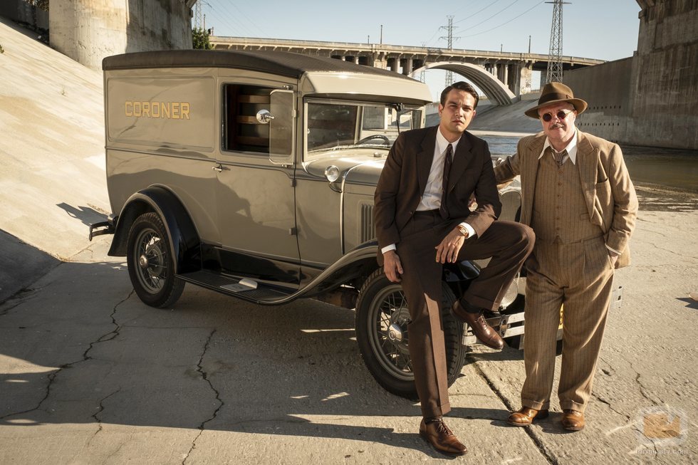 Los inspectores Tiago Vega y Lewis Michener en 'Penny Dreadful: City of Angels'