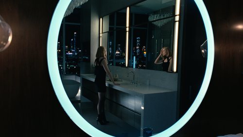 Dolores se observa en el espejo en la tercera temporada de 'Westworld'